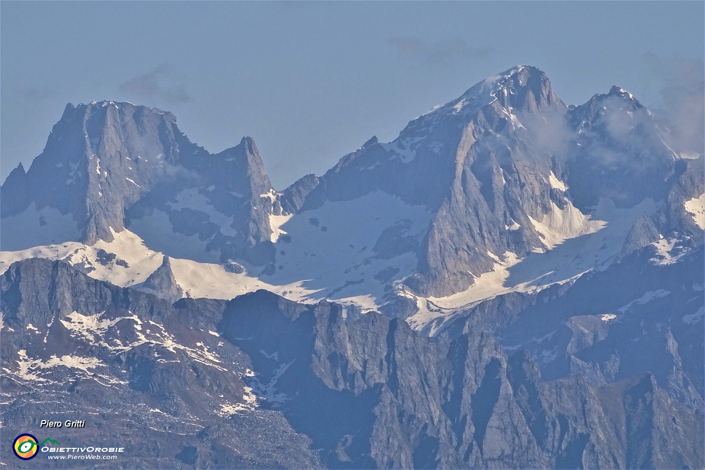 11 Maxi zoom verso Pizzo Badile e Cengalo.JPG